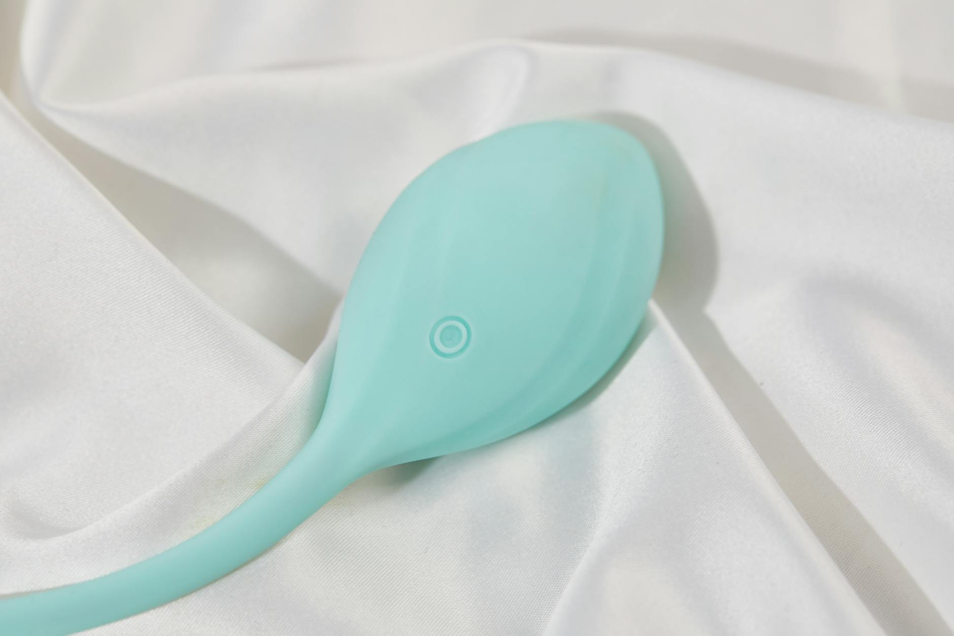 Vibrador laranja em mão contra fundo roxo minimalista, expressando sensualidade moderna