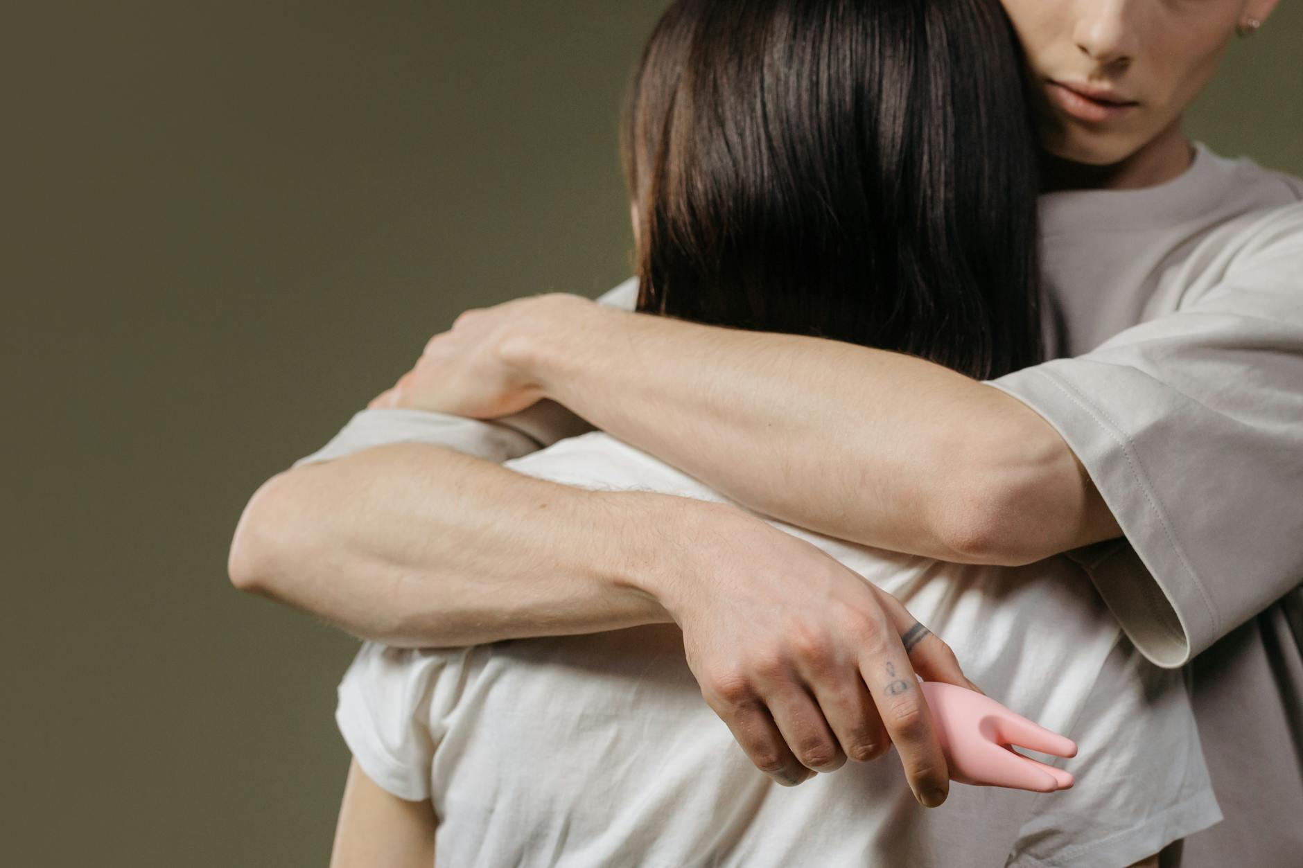 Casal abraçado, destacando intimidade e conexão pós-cirúrgica