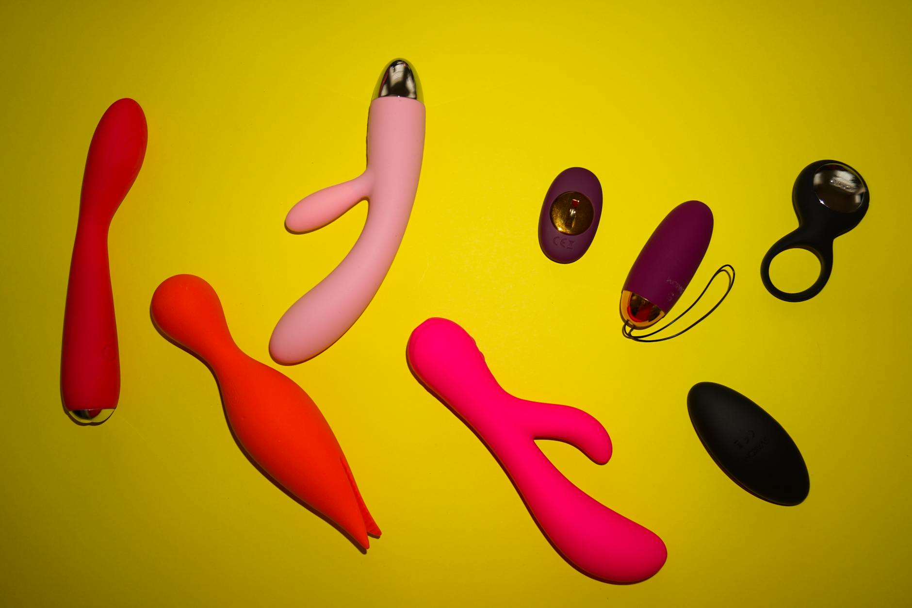 Vibrador de silicone azul em mão contra fundo roxo, promovendo autossatisfação e sexualidade positiva