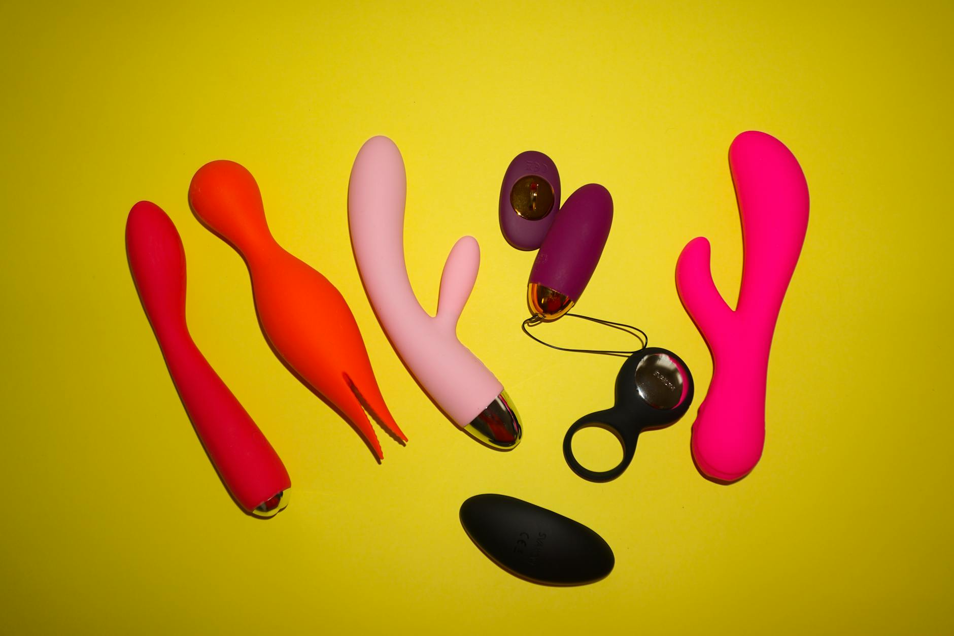 Mulher segurando vibrador rosa enquanto pensa em prazer compartilhado e solo